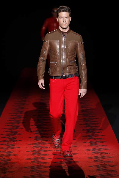 On 22 June 2009 Dirk Bikkembergs presented his Sport Couture spring/summer 2010 collection inspired by artworks of the Australian Scott Elk on the catwalk in Milan.