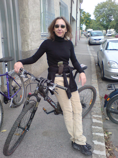 Dr. Karin Sawetz, founder and publisher of fashionoffice.org (since 1996), is journalist, media researcher and fashion scientist.