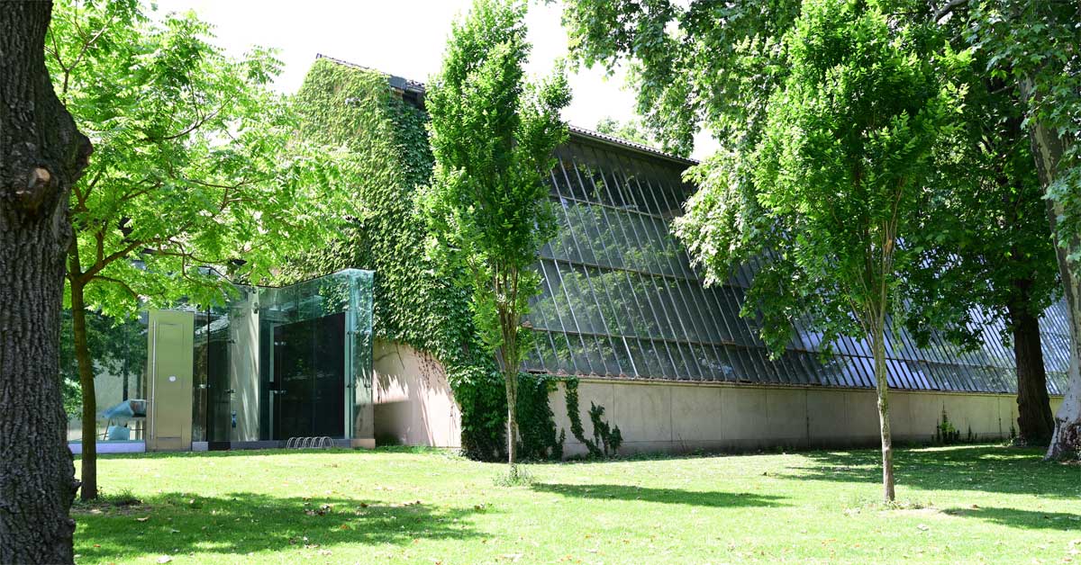 Atelier Augarten, a 1950s building, hosts Freiluft's exhibition from June 17–August 31, 2025, linking Vienna's art heritage with modern culture.