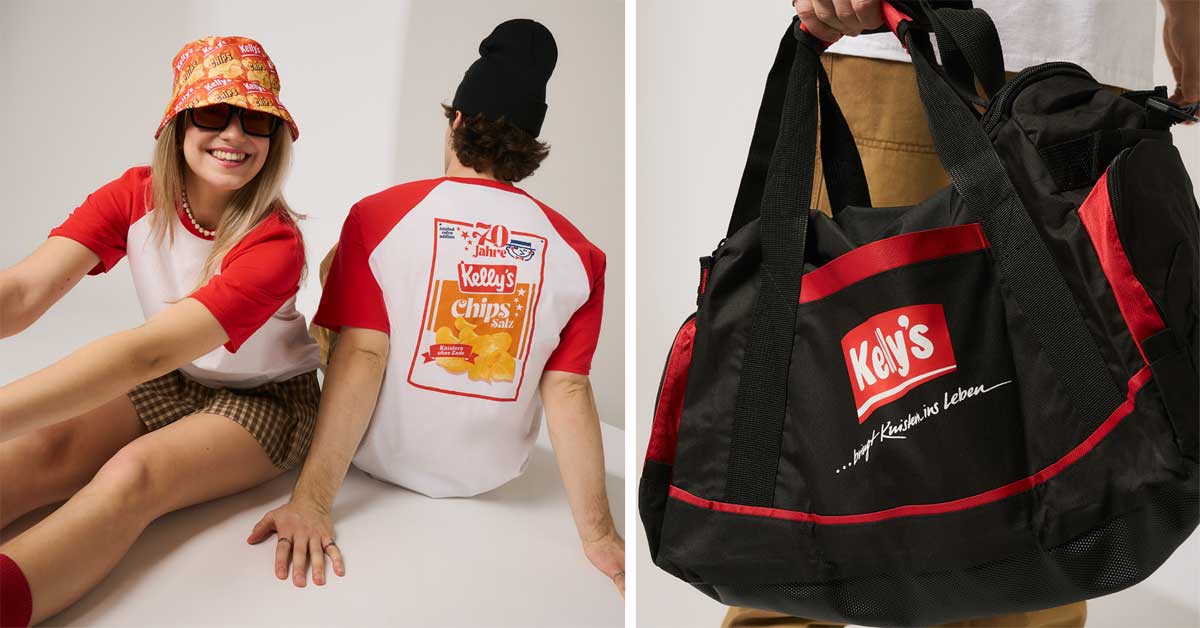 Couple in Kelly's red-and-white t-shirts in retro style; chip-print hat and anniversary design on back. Sports bag with 'Kelly's ...bringt Knistern ins Leben' text.