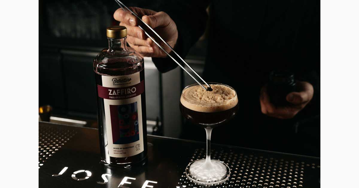 Bartender preparing the alcohol-free 'House of Beans' cocktail with Barettino Zaffiro at Josef Cocktailbar in Vienna.