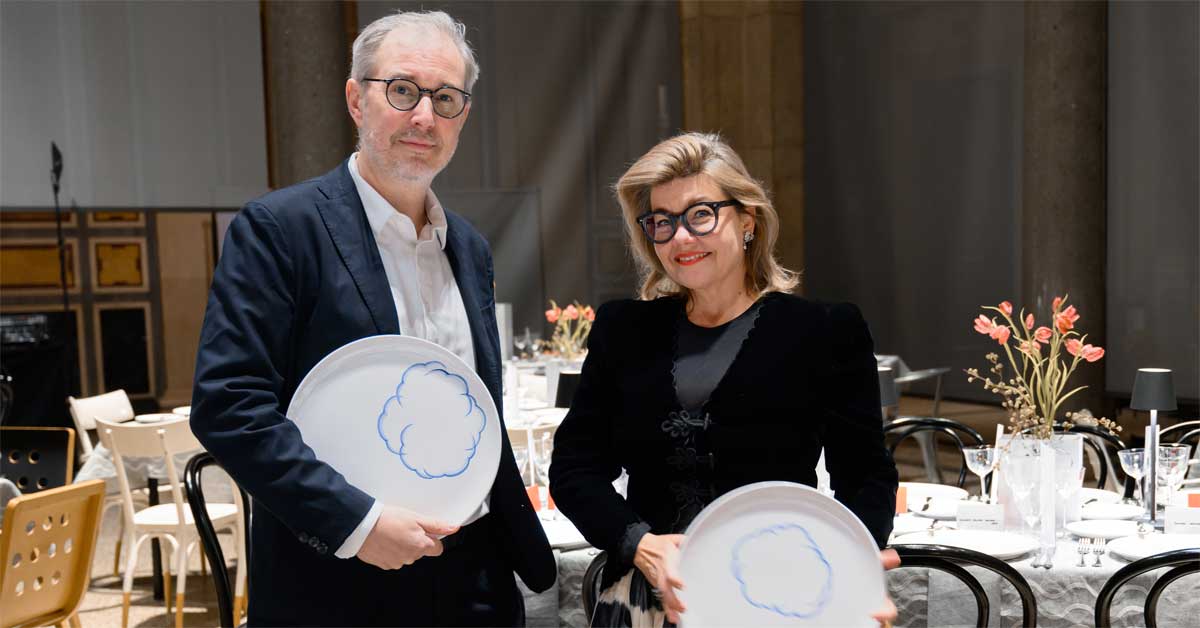 MAK director Lilli Hollein and artist Markus Schinwald at the 2025 Artists’ Dinner in the museum’s columned hall.