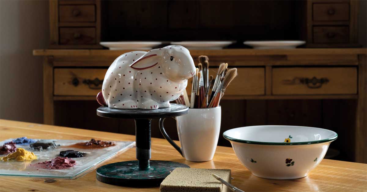 Hand-painted ceramic Sparhase money box in a Gmundner Keramik atelier