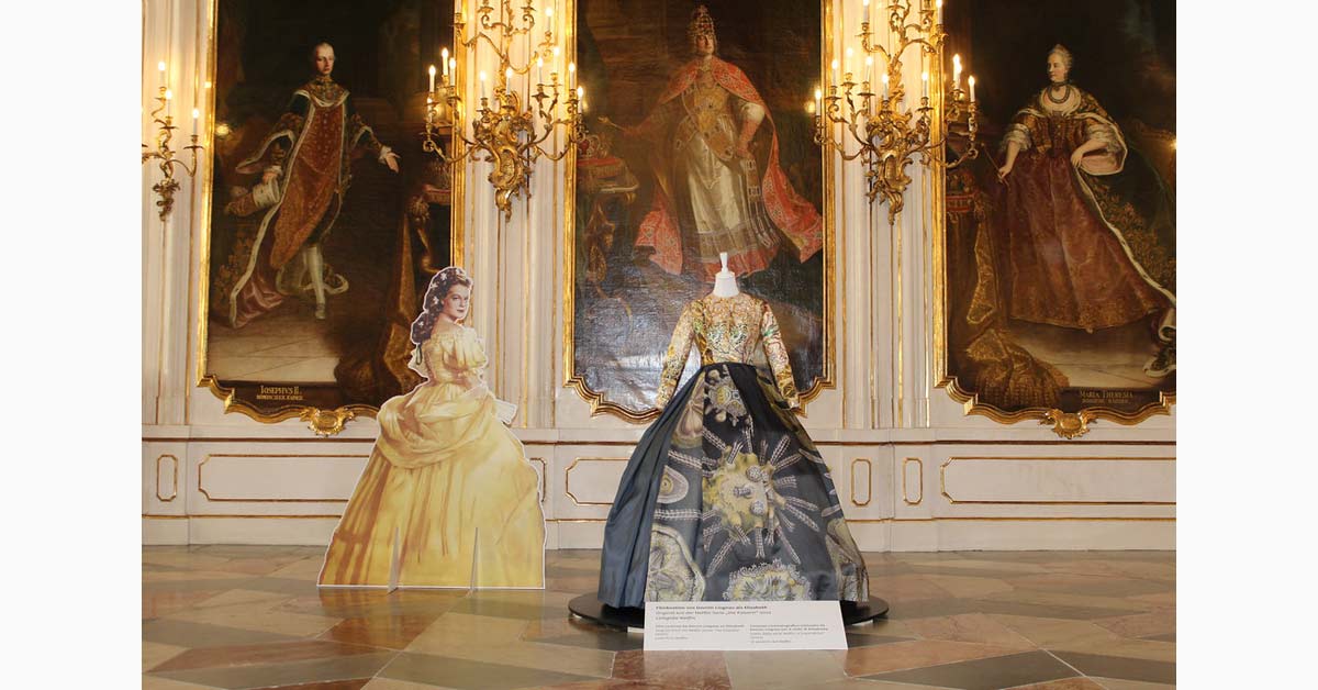 Romy Schneider figure and Netflix Sisi costume in the Hofburg Innsbruck exhibition