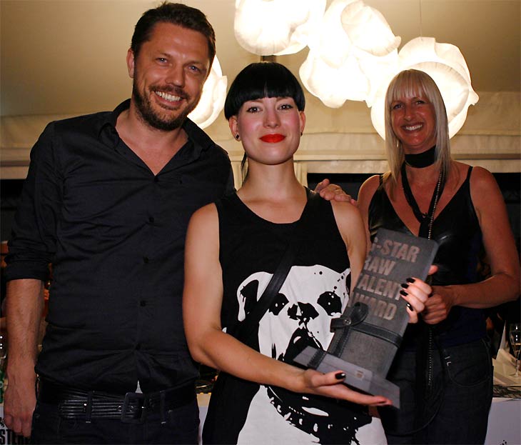 LICHTING 2008 PRIJSUITREIKING DOOR REMCO DE NIJS VAN G-STAR TIJDENS DE FASHIONWEEK MET WINNARES ANNELOES VAN OSSELAER © PETER STIGTER