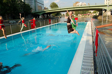 GÖTTIN DES GLÜCKS spring/summer 2008. The models of the summer collection are the team of synchronic swimmers of the Bundessportzentrums Südstadt . Since 16 years it is the first time that they have reached the Olympic qualification again! Photos: stingray divers 