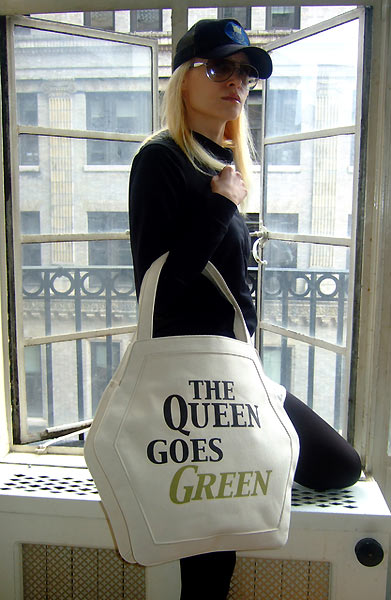 The eco friendly New York based designer of Vegan Queen and former model Evelina Zdunczyk asked herself if it is possible to create environmentally safe AND chic at the same time and created handbags for taking "green action": the bags are made of organic rubber, recycled materials and organic cotton. 