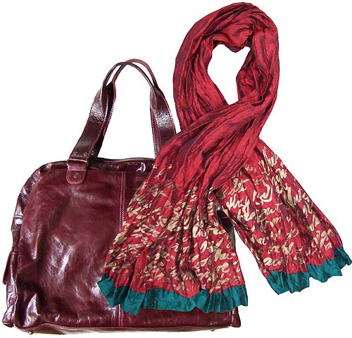fig.: Leather bag and aubergine colored silk stole with golden printed words from William Shakespeare's Sonnet 43 by the designer Lili Ploskova aka Lila Pix. The pieces are exclusively available at the store Lila Pix.