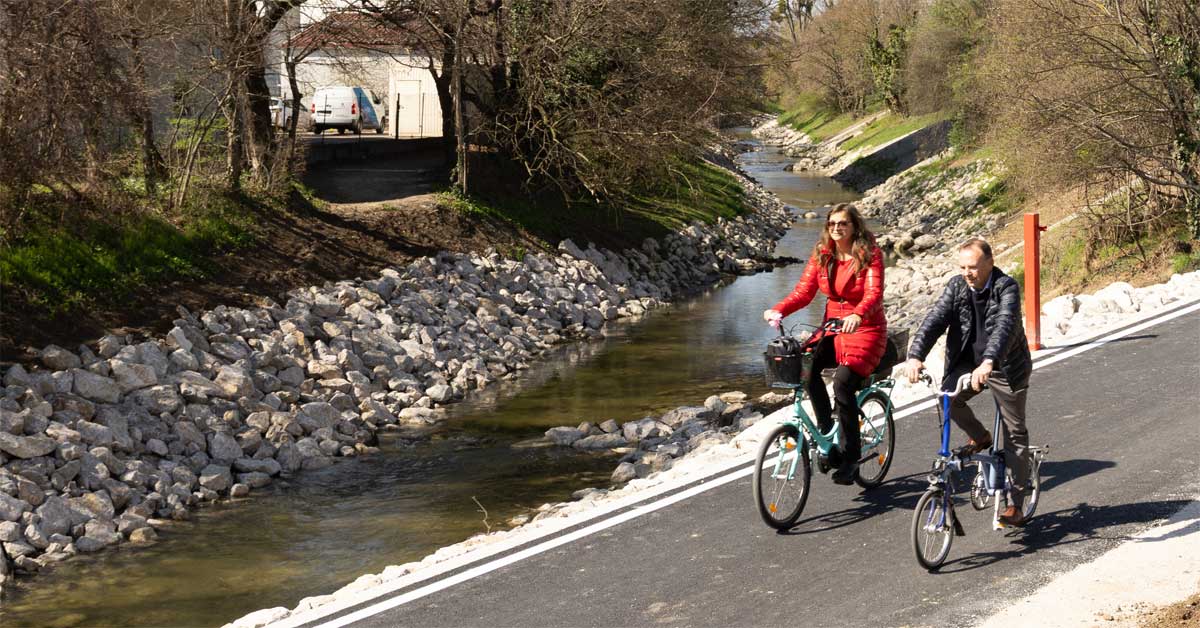 Ulli Sima and Gerald Bischof cycling on the Liesingbach bike path in Vienna