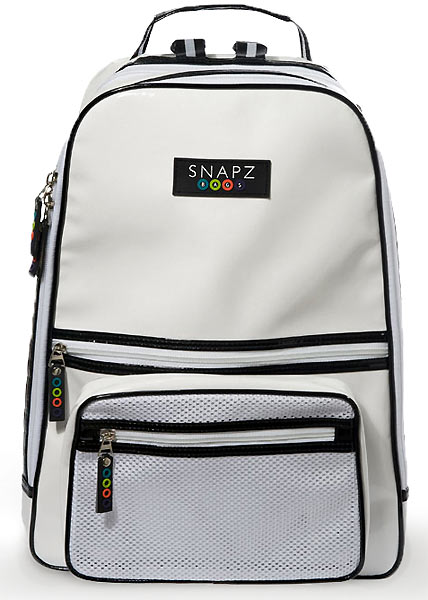 In November 2008 Texas based SNAPZbags introduces a new line of earth-friendly backpacks and messenger bags which you can individually create online. By using the special “SNAPZ” system on their website you can find perfectly fitting accessories such as coin purses, pencil bags, cosmetic bags, cell phone pockets or removable laptop cases for the inner panel. 