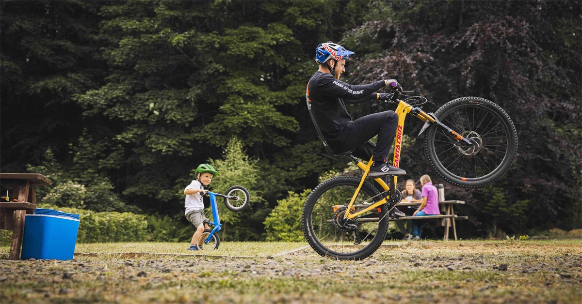 Restringir guerra variable adidas Five Ten presented on occasion of the new pedal shoe 'Sleuth DLX  Canvas' the video 'Danny Do a Wheelie' by bike athlete Danny MacAskill  showing the diversity of today's riders
