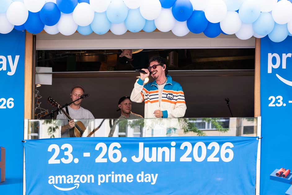 Julian le Play and his band performing a surprise balcony concert above Vienna's Mariahilfer Straße in June 2026.