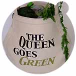 Eco friendly New York based designer of Vegan Queen and former model Evelina Zdunczyk asked herself if it is possible to create environmentally safe AND chic at the same time and created handbags for taking "green action": the bags are made of organic rubber, recycled ... 
